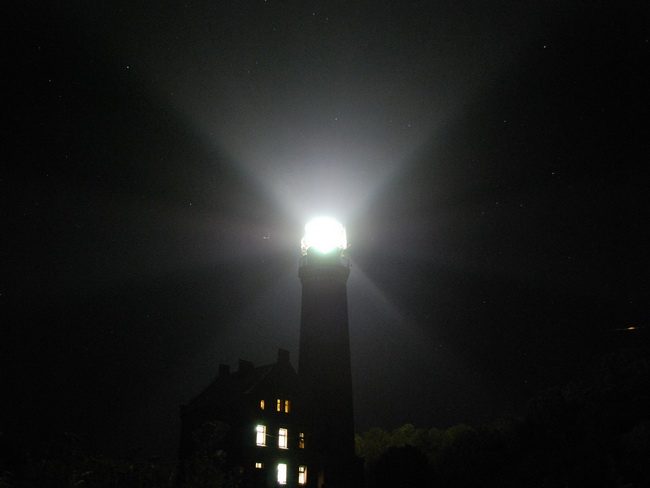 Leuchtturm auf der Oie bei Nacht