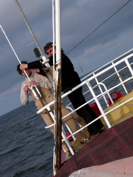 Henri und Wolfgang bei der Antennenmontage in schwerer See ;o)