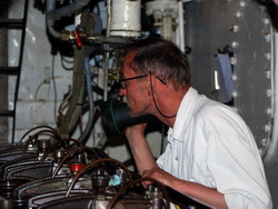 Claus an der Maschine