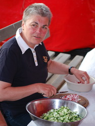 Helga bei der Vorbereitung für unsere leckere Mahlzeit